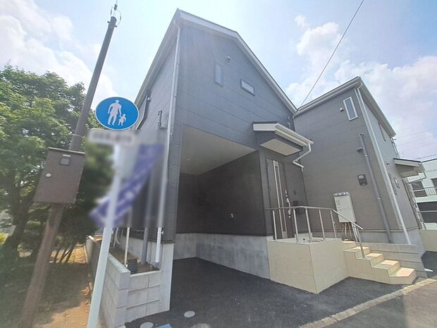周辺の街並みの中で適度な主張、生活に溶け込むシンプルなデザインの外観が魅力の一戸建です。