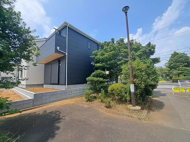 建物が完成しましたので室内のご見学予約スタート。当日のご見学予約も大歓迎です。お気軽にご連絡ください。エステート白馬国分寺店は火曜水曜も営業しております。