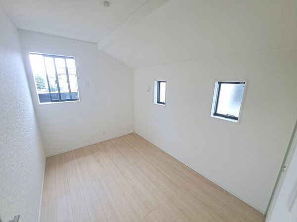 勾配天井の2階のお部屋。この勾配の角度がお洒落な雰囲気を感じさせてくれます。
