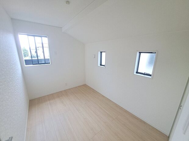 勾配天井の2階のお部屋。この勾配の角度がお洒落な雰囲気を感じさせてくれます。