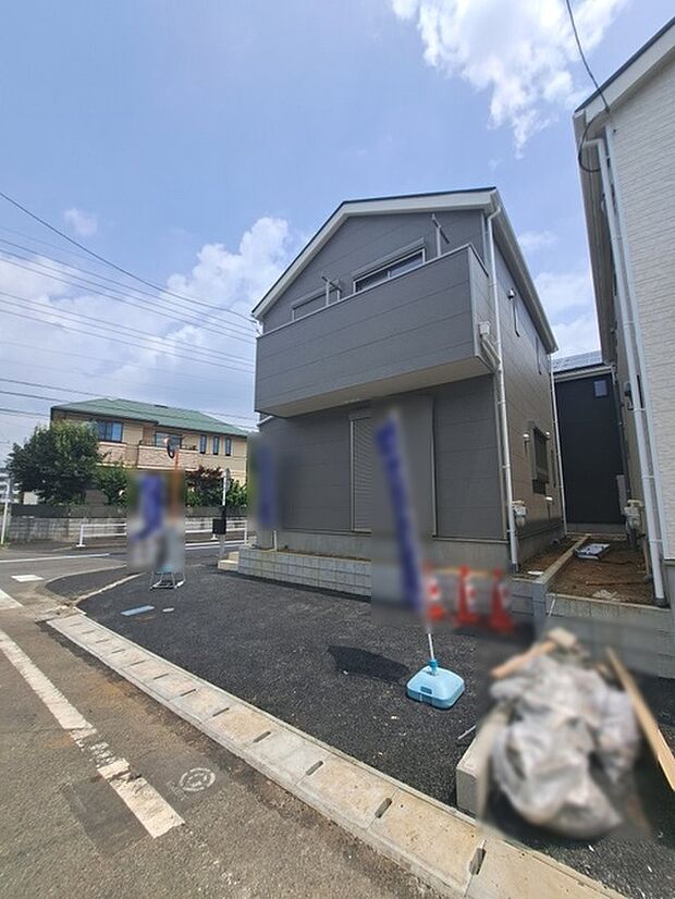 周辺の街並みの中で適度な主張、生活に溶け込むシンプルなデザインの外観が魅力の一戸建です。