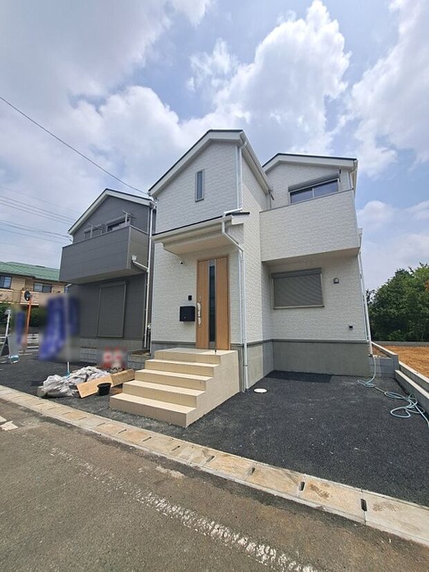 周辺の街並みの中で適度な主張、生活に溶け込むシンプルなデザインの外観が魅力の一戸建です。