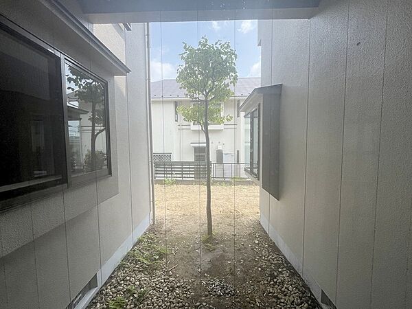 窓からの眺望です。実際に現地で眺望もご確認ください。