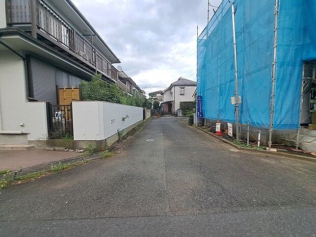 安心して暮らすことのできる住宅街。 住宅地の道路は一般に交通量が少なく車などの騒音が少ないため、住民にとって静かな生活環境が提供されます。