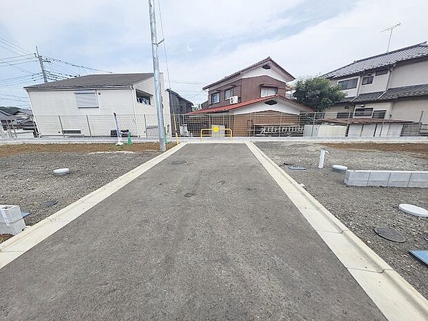 安心して暮らすことのできる住宅街。 住宅地の道路は一般に交通量が少なく車などの騒音が少ないため、住民にとって静かな生活環境が提供されます。