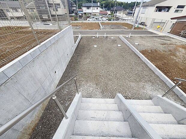 現在建物を建築中です、建築中の物件については現地確認の他、同施工会社の完成施工例のご案内、担当者のプレゼンテーションにてご検討ください。適切なご検討の方法をご説明させて頂きます。