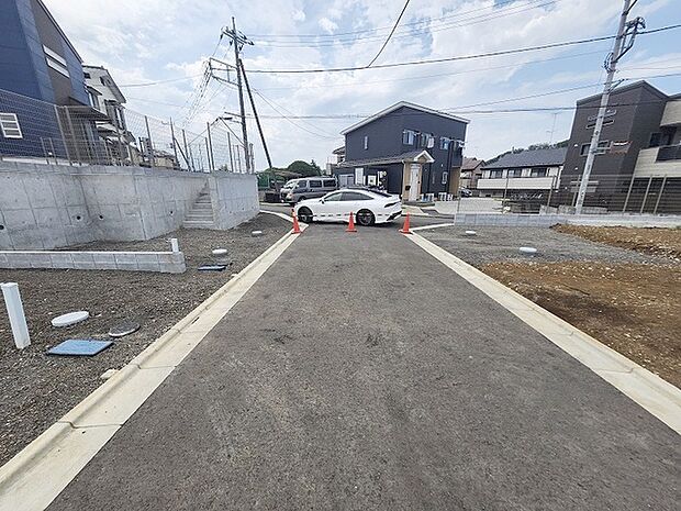安心して暮らすことのできる住宅街。 住宅地の道路は一般に交通量が少なく車などの騒音が少ないため、住民にとって静かな生活環境が提供されます。