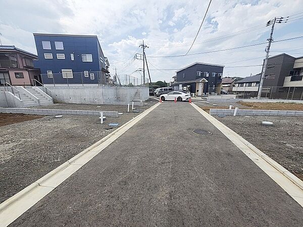 安心して暮らすことのできる住宅街。　住宅地の道路は一般に交通量が少なく車などの騒音が少ないため、住民にとって静かな生活環境が提供されます。