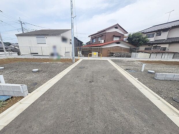 安心して暮らすことのできる住宅街。 住宅地の道路は一般に交通量が少なく車などの騒音が少ないため、住民にとって静かな生活環境が提供されます。
