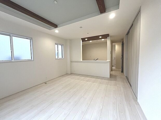 家族が一番集まる場所だから広々としつつも素敵な空間であって欲しい。みんながくつろぐリビングからキッチンまでが一つの空間のように繋がる間取り。 