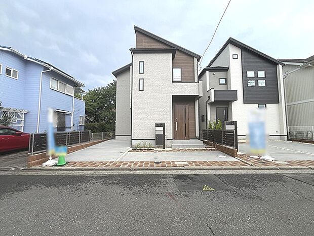 周辺の街並みの中で適度な主張、生活に溶け込むシンプルなデザインの外観が魅力の一戸建です。 