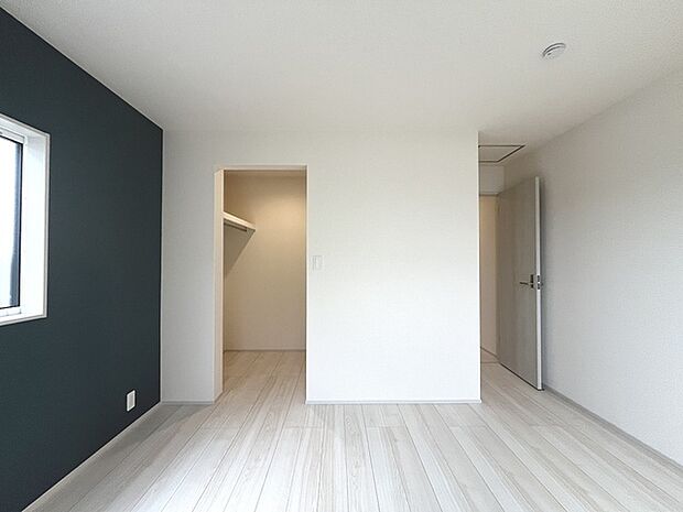 スタイリッシュなデザインと快適な居住性を兼ね備えた洋室。広々とした空間は、自分らしいインテリアを楽しむことができるほか、リラックスした時間を過ごすことができそうです。 