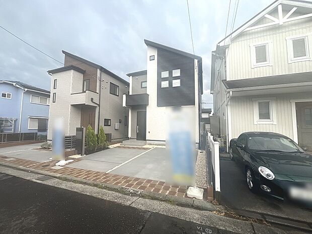 周辺の街並みの中で適度な主張、生活に溶け込むシンプルなデザインの外観が魅力の一戸建です。