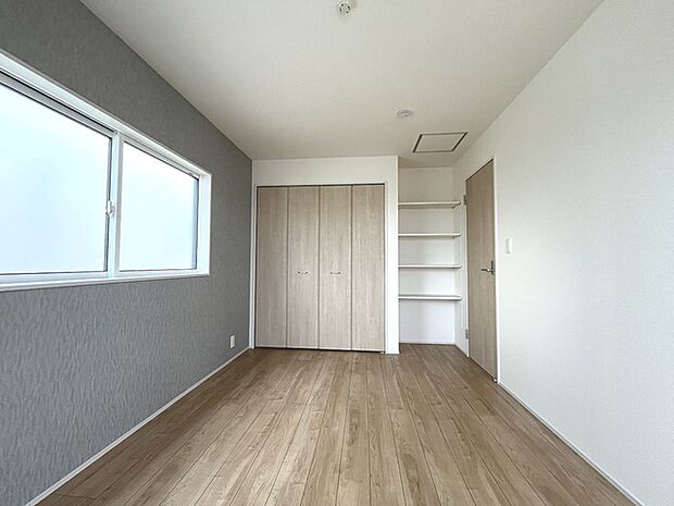 スタイリッシュなデザインと快適な居住性を兼ね備えた洋室。広々とした空間は、自分らしいインテリアを楽しむことができるほか、リラックスした時間を過ごすことができそうです。