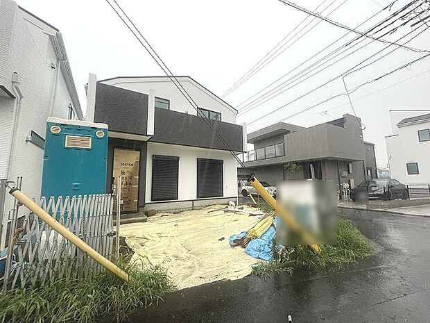 周辺の街並みの中で適度な主張、生活に溶け込むシンプルなデザインの外観が魅力の一戸建です。