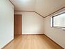 洋室：勾配天井の2階のお部屋。この勾配の角度がお洒落な雰囲気を感じさせてくれます。 