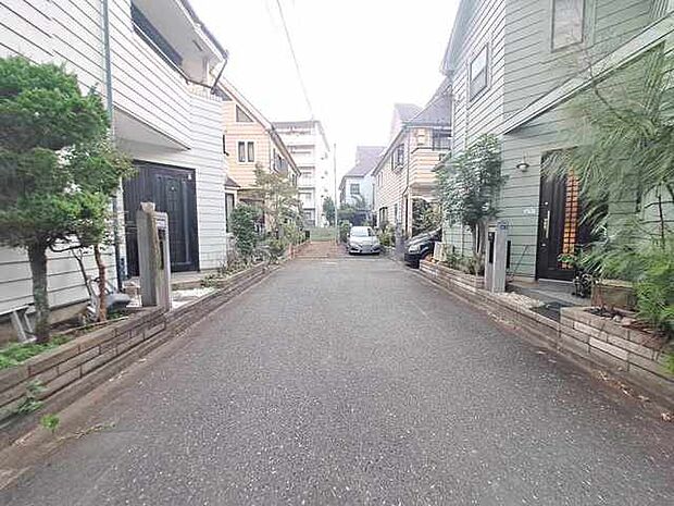 安心して暮らすことのできる住宅街。 住宅地の道路は一般に交通量が少なく車などの騒音が少ないため、住民にとって静かな生活環境が提供されます。