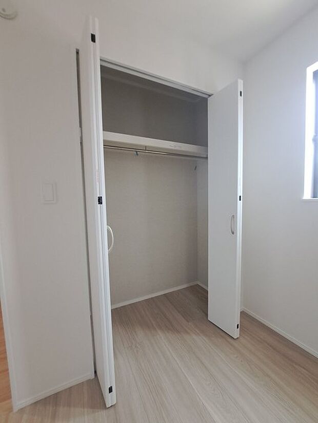各お部屋に収納が設置されています。