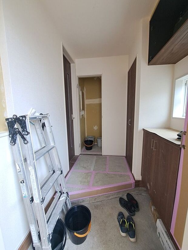 玄関は家の第一印象を左右する重要な場所。ほどよい広さとスタイリッシュな色遣いが印象的です。