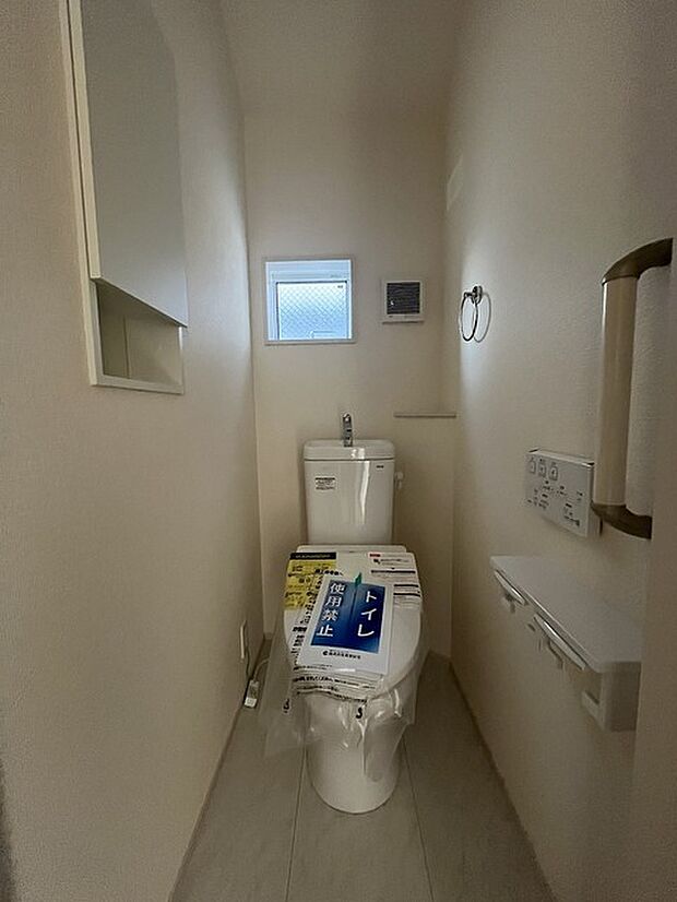 トイレにはウォシュレット機能を標準装備。