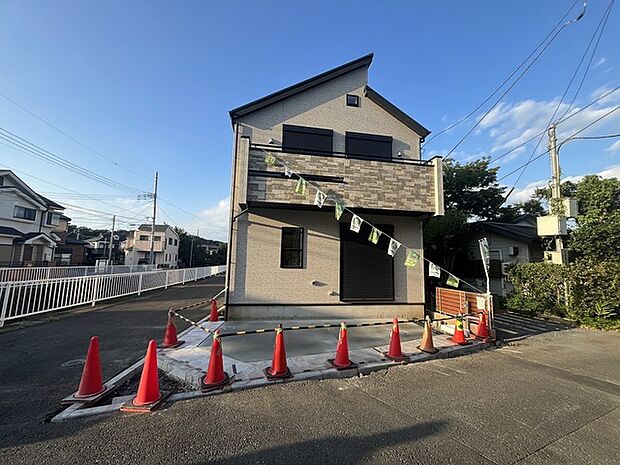 実際に室内をご見学頂くと生活のイメージが広がります。家具を置いたイメージや窓からの景色など、現地で体感ください。