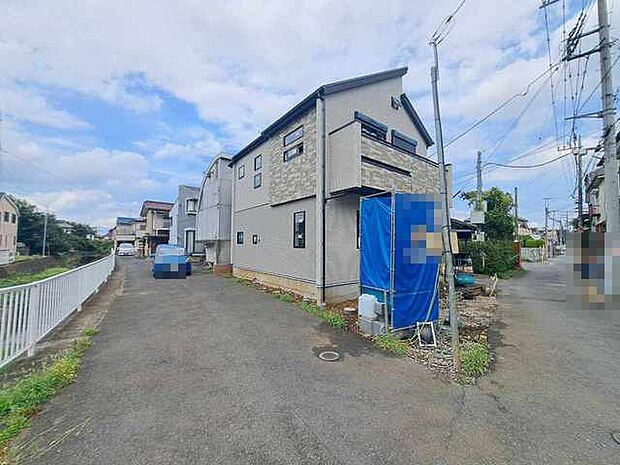安心して暮らすことのできる住宅街。 住宅地の道路は一般に交通量が少なく車などの騒音が少ないため、住民にとって静かな生活環境が提供されます。