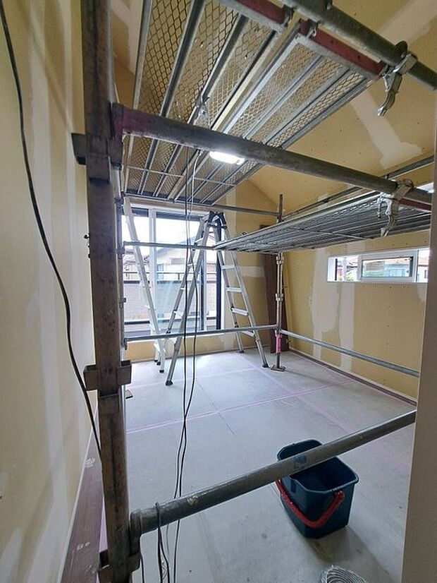 スタイリッシュなデザインと快適な居住性を兼ね備えた洋室。広々とした空間は、自分らしいインテリアを楽しむことができるほか、リラックスした時間を過ごすことができそうです。 