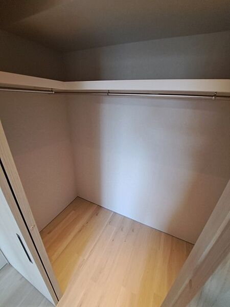 沢山の洋服も収納できそうなウォークインクローゼット。荷物の多い方には嬉しい設計。