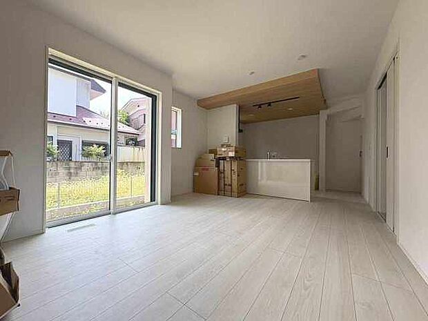 家族の集まるリビングは気持ちの良い自然光が差し込む団欒空間。室内のご見学予約も随時、受付中ですのでお気軽にお問合せください。