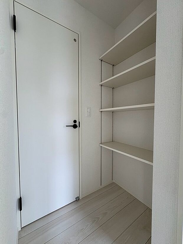 各お部屋に収納が設置されています。