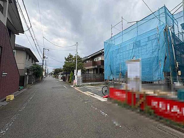 安心して暮らすことのできる住宅街。 住宅地の道路は一般に交通量が少なく車などの騒音が少ないため、住民にとって静かな生活環境が提供されます。