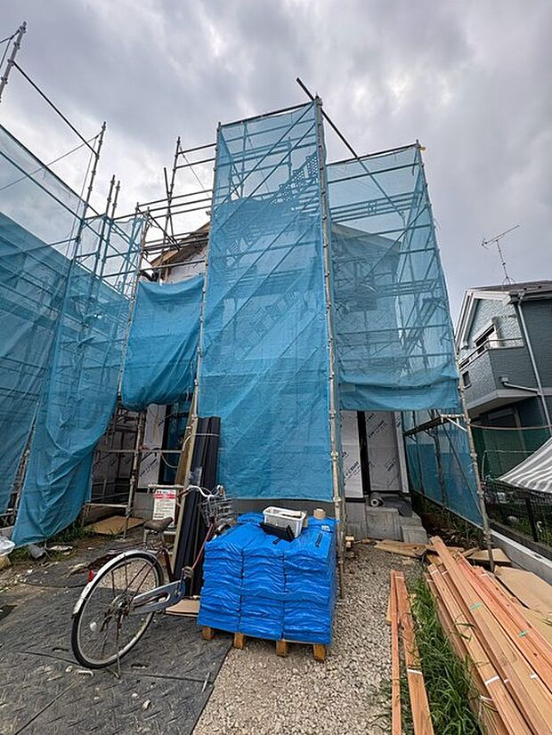 現在建物を建築中です、建築中の物件については現地確認の他、同施工会社の完成施工例のご案内、担当者のプレゼンテーションにてご検討ください。適切なご検討の方法をご説明させて頂きます。
