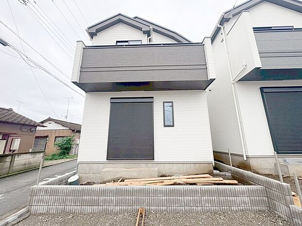 周辺の街並みの中で適度な主張、生活に溶け込むシンプルなデザインの外観が魅力の一戸建です。