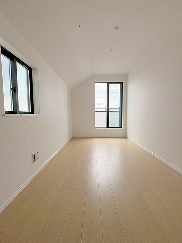 勾配天井の2階のお部屋。この勾配の角度がお洒落な雰囲気を感じさせてくれます。