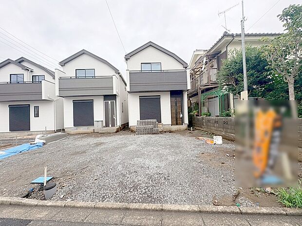 周辺の街並みの中で適度な主張、生活に溶け込むシンプルなデザインの外観が魅力の一戸建です。