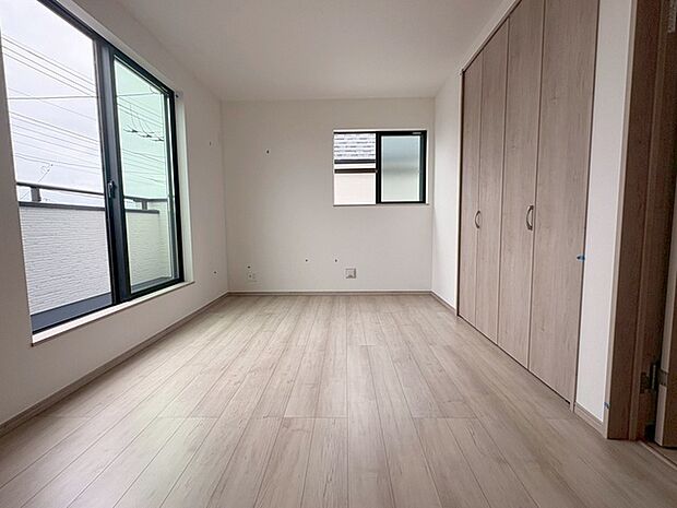 実際に室内をご見学頂くと生活のイメージが広がります。家具を置いたイメージや窓からの景色など、現地で体感ください。