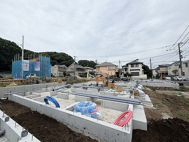 現在建物を建築中です、建築中の物件については現地確認の他、同施工会社の完成施工例のご案内、担当者のプレゼンテーションにてご検討ください。適切なご検討の方法をご説明させて頂きます。