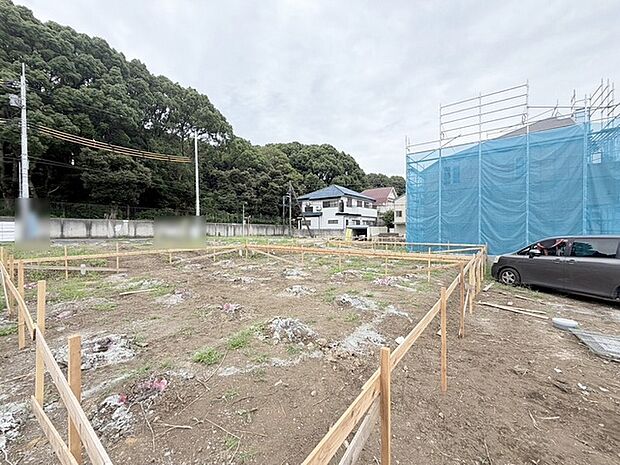 現在建物を建築中です、建築中の物件については現地確認の他、同施工会社の完成施工例のご案内、担当者のプレゼンテーションにてご検討ください。適切なご検討の方法をご説明させて頂きます。