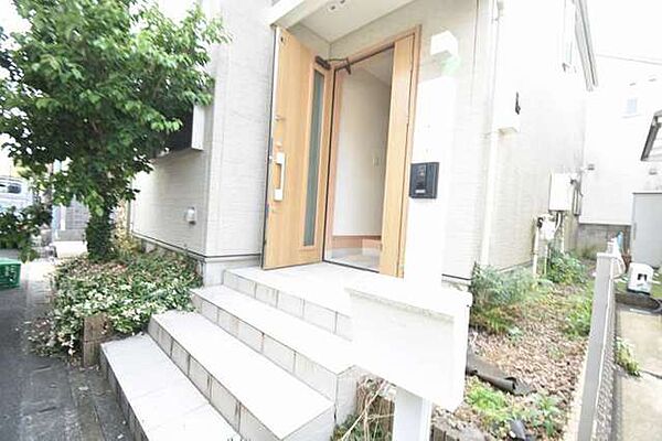 温かみのある木目調のドアが印象的。シンプルで清潔感があり、家族の暮らしを穏やかに包み込みます。