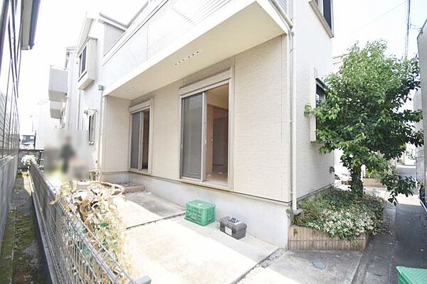 周辺の街並みの中で適度な主張、生活に溶け込むシンプルなデザインの外観が魅力の一戸建です。