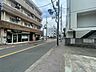 外観：利便性と快適性を両立した立地。ショッピングやレストラン、公共交通機関へのアクセスが良好でありながら、周囲の緑豊かな自然環境も満喫できます。  