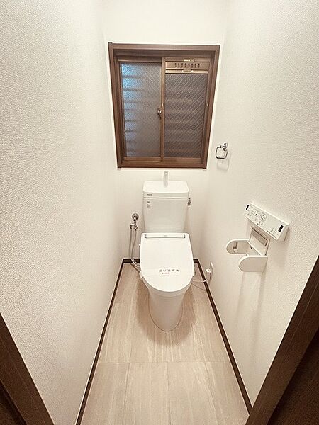 トイレにはウォシュレット機能を標準装備。