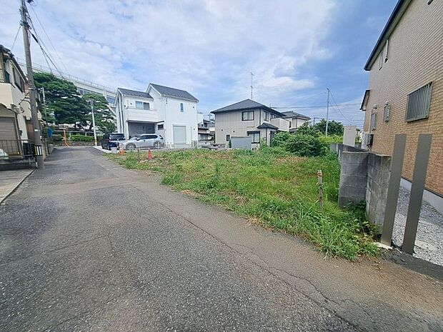 安心して暮らすことのできる住宅街。 住宅地の道路は一般に交通量が少なく車などの騒音が少ないため、住民にとって静かな生活環境が提供されます。