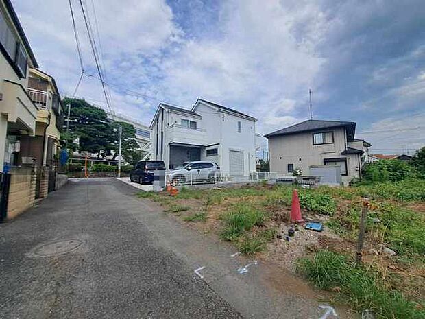 安心して暮らすことのできる住宅街。 住宅地の道路は一般に交通量が少なく車などの騒音が少ないため、住民にとって静かな生活環境が提供されます。