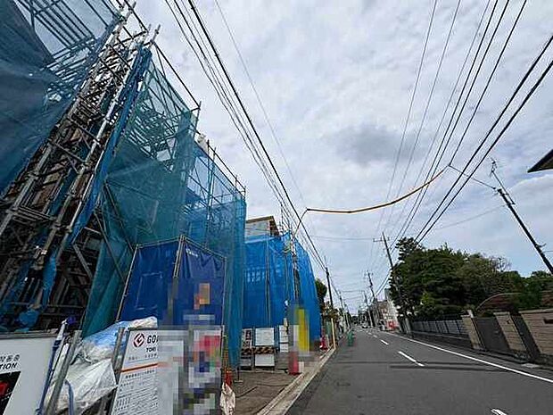 安心して暮らすことのできる住宅街。 住宅地の道路は一般に交通量が少なく車などの騒音が少ないため、住民にとって静かな生活環境が提供されます。