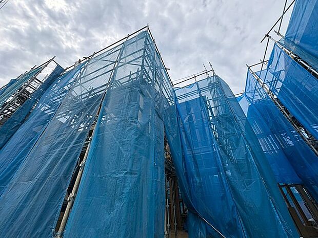 現在建物を建築中です、建築中の物件については現地確認の他、同施工会社の完成施工例のご案内、担当者のプレゼンテーションにてご検討ください。適切なご検討の方法をご説明させて頂きます。