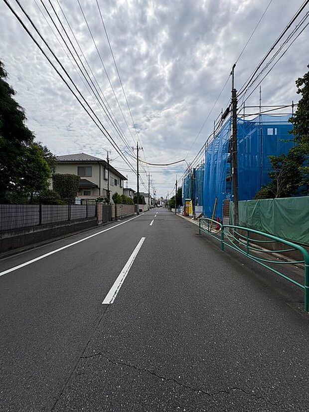 周辺は住宅が建ち並ぶ閑静な住宅街です。