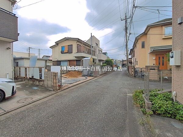 安心して暮らすことのできる住宅街。　住宅地の道路は一般に交通量が少なく車などの騒音が少ないため、住民にとって静かな生活環境が提供されます。