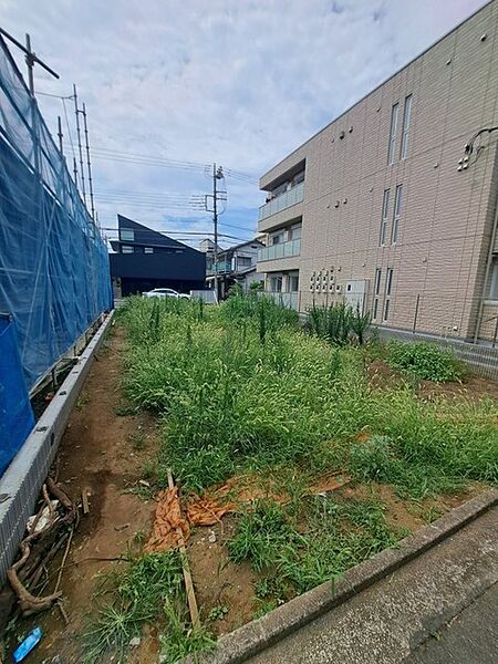 土地物件にはご確認頂くポイントがたくさんございます、土地だけのご見学の際もご遠慮せず、ぜひお気軽に担当スタッフにお申しつけくださいませ。