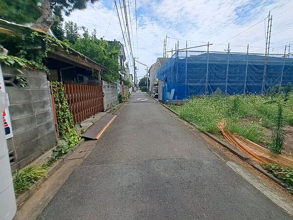 周辺は住宅が建ち並ぶ閑静な住宅街です。